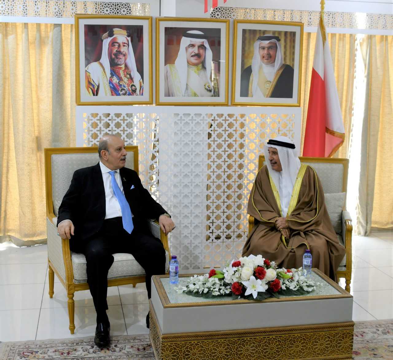 محافظ المحرق يستقبل  سفير دولة فلسطين لدى مملكة البحرين بمناسبة انتهاء فترة عمله<